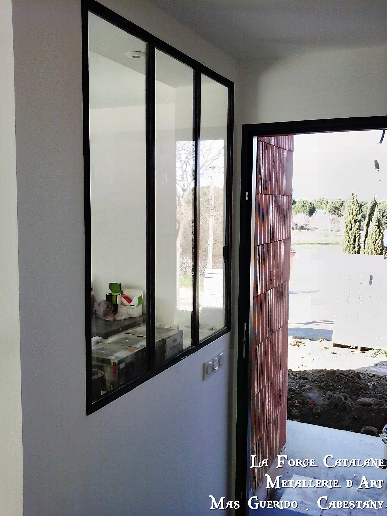 verriere fixe dans encadrement clair fer forge catalane (2).jpg